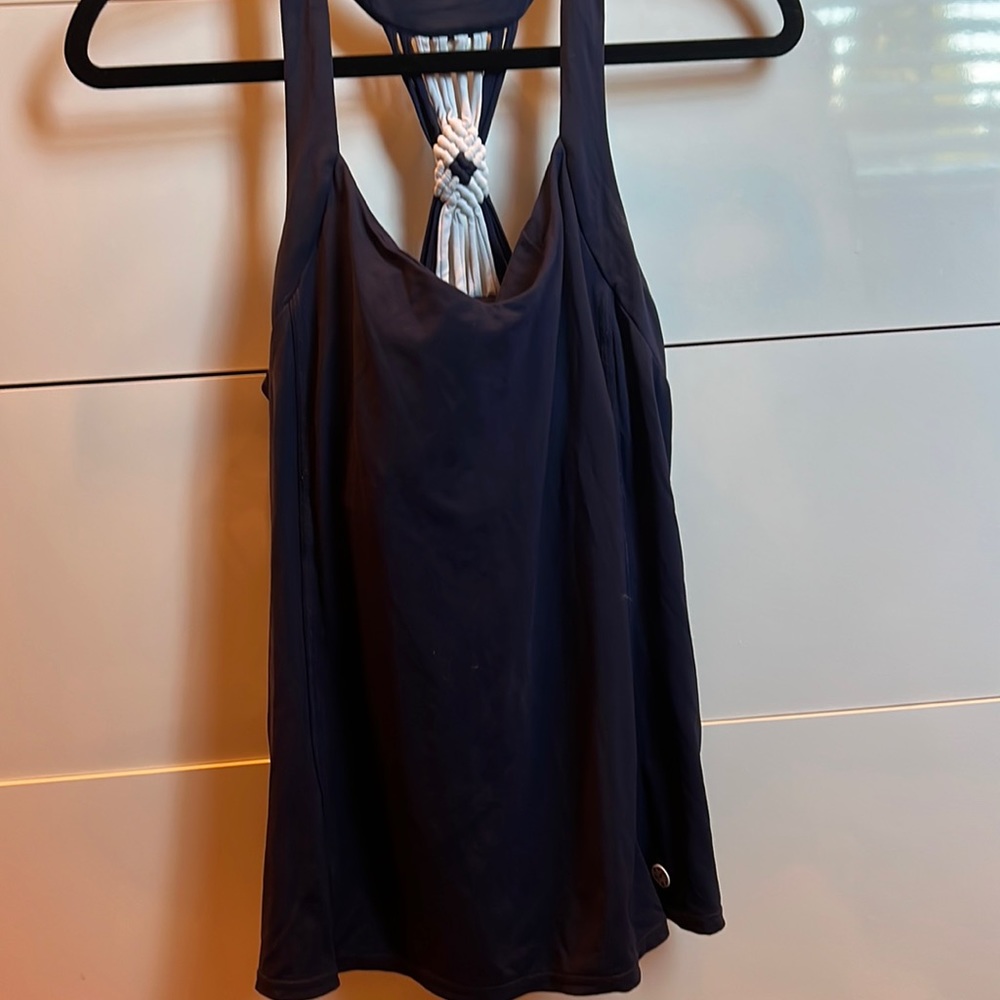 Size M Lily activewear top